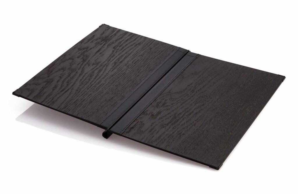 Speisekarte aus Holz in Schwarz mit Klemmrücken aus Medici in Schwarz und Altholzstreifen auf der Vorderseite