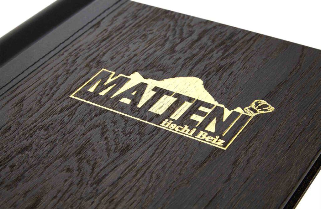Speisekarte aus Holz in Schwarz mit Klemmrücken aus Medici in Schwarz