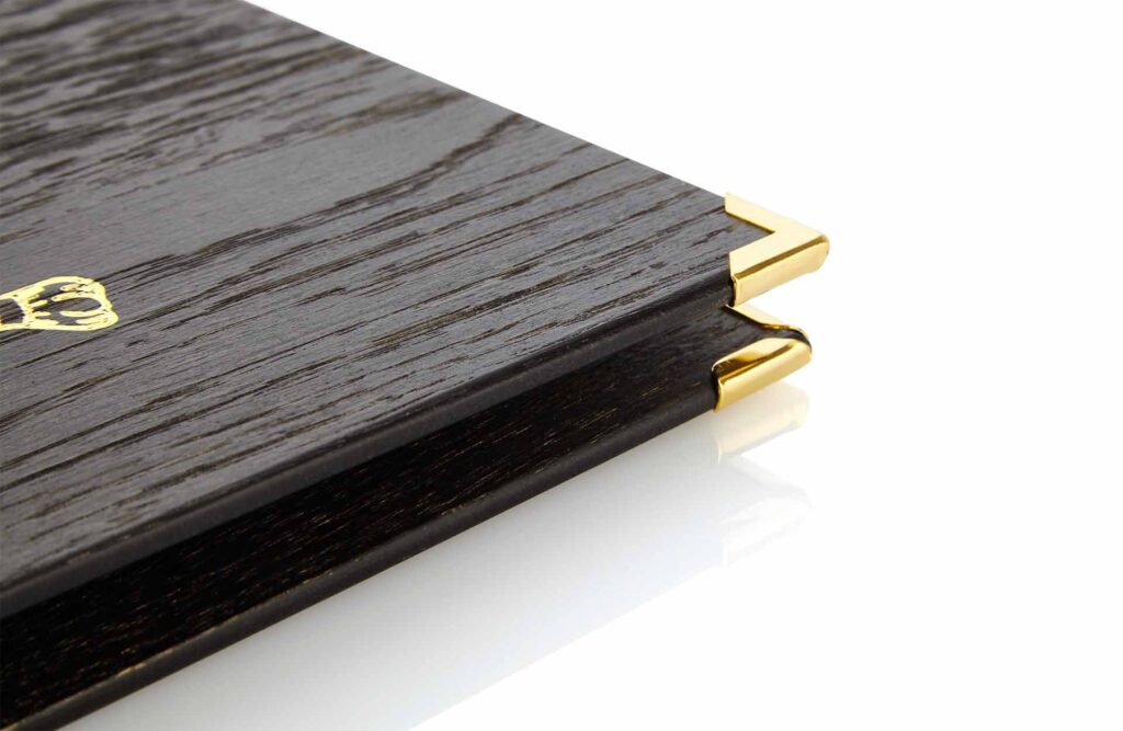 Speisekarte aus Holz in Schwarz mit Klemmrücken aus Medici in Schwarz