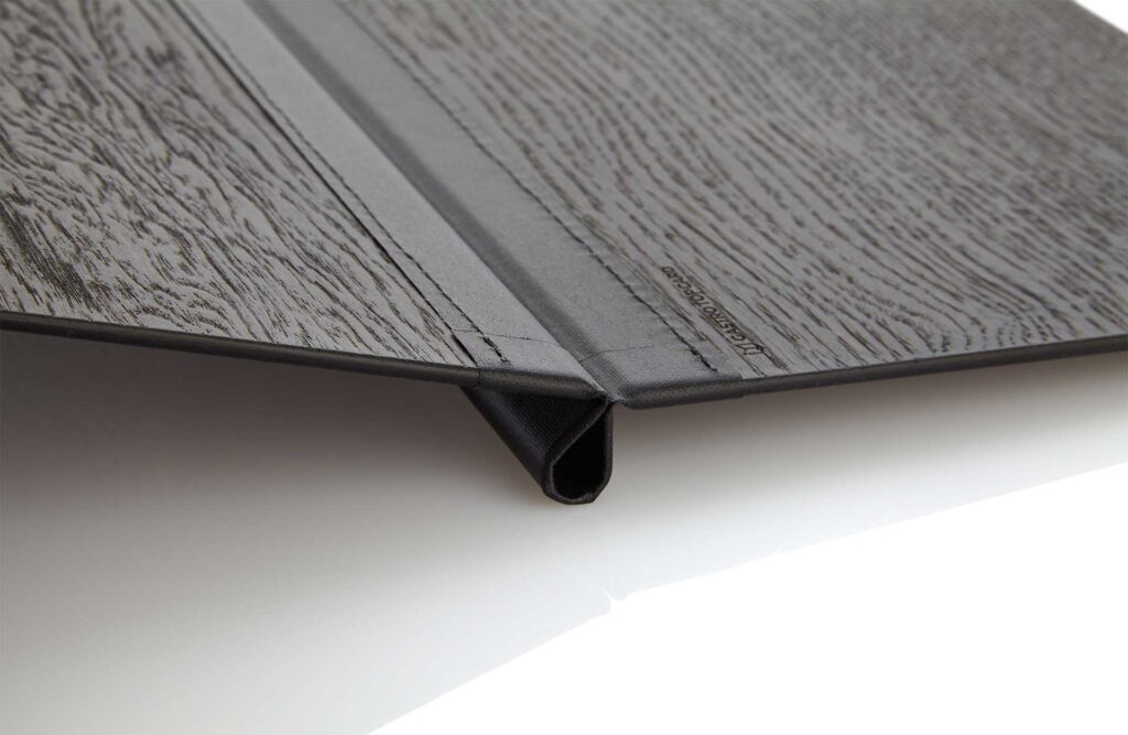 Speisekarte aus Holz in Schwarz mit Klemmrücken aus Medici in Schwarz