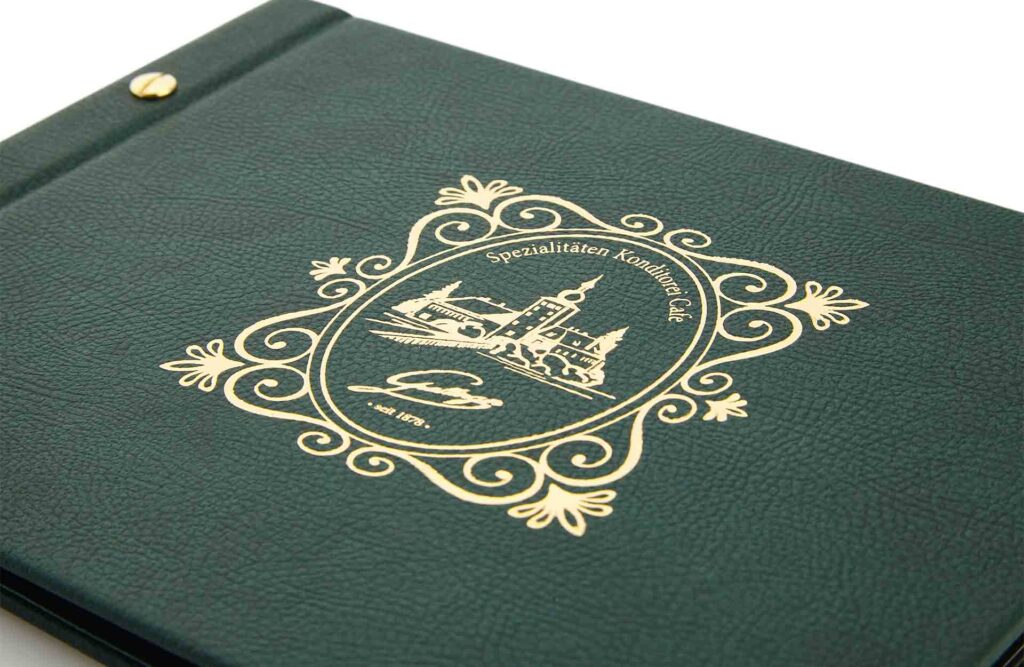 Speisekarte aus Weichleder in Grün mit goldener Logoprägung