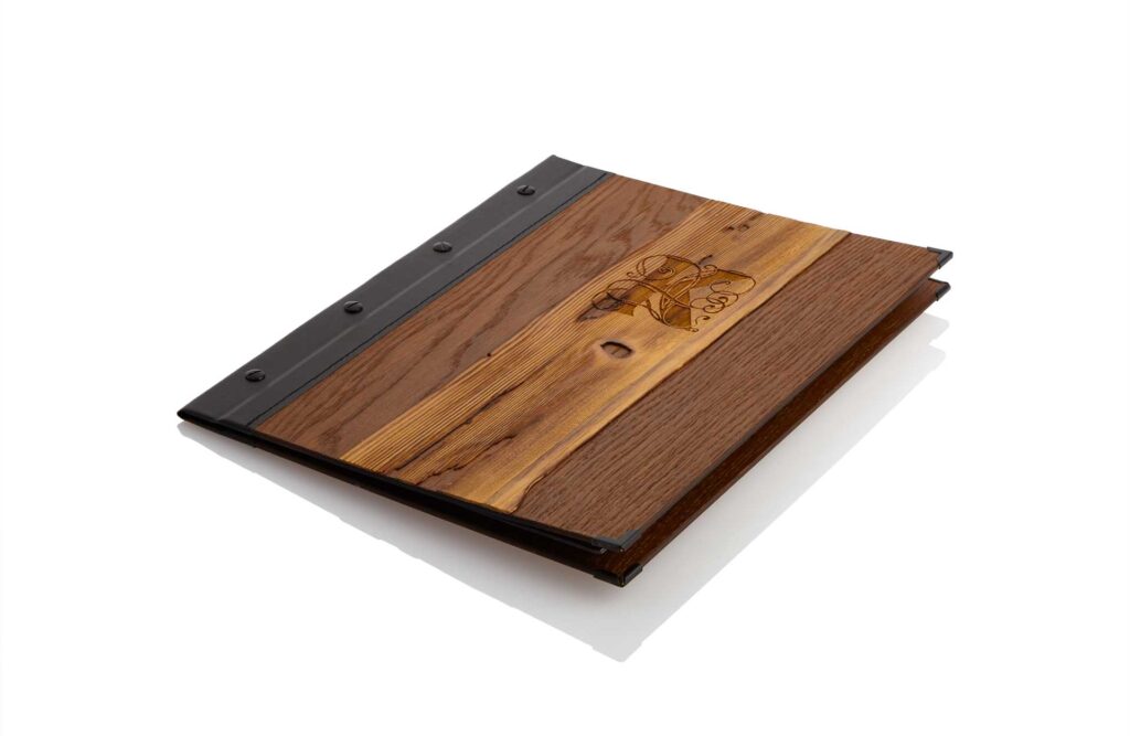 Speisekarte aus Holz mit Rücken aus Medici mit vier Buchschrauben und Altholzstreifen