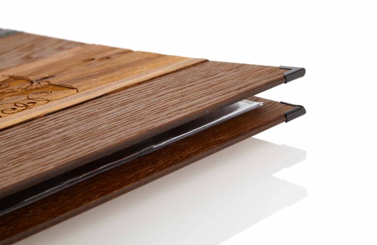 Speisekarte aus Holz mit Rücken aus Medici mit vier Buchschrauben und Altholzstreifen