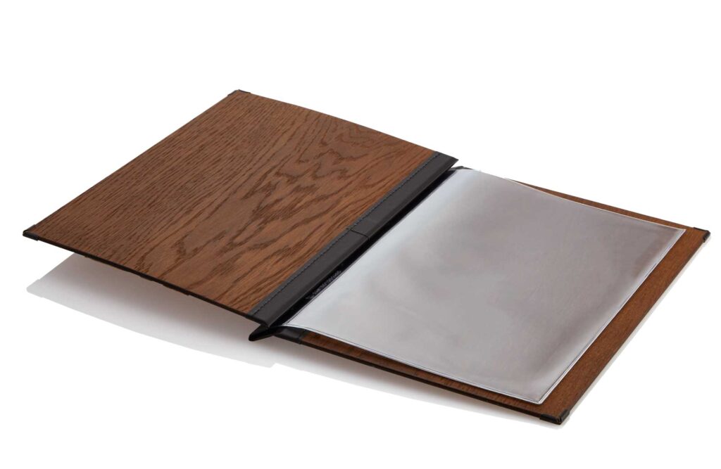 Speisekarte aus Holz mit Rücken aus Medici mit vier Buchschrauben und Altholzstreifen