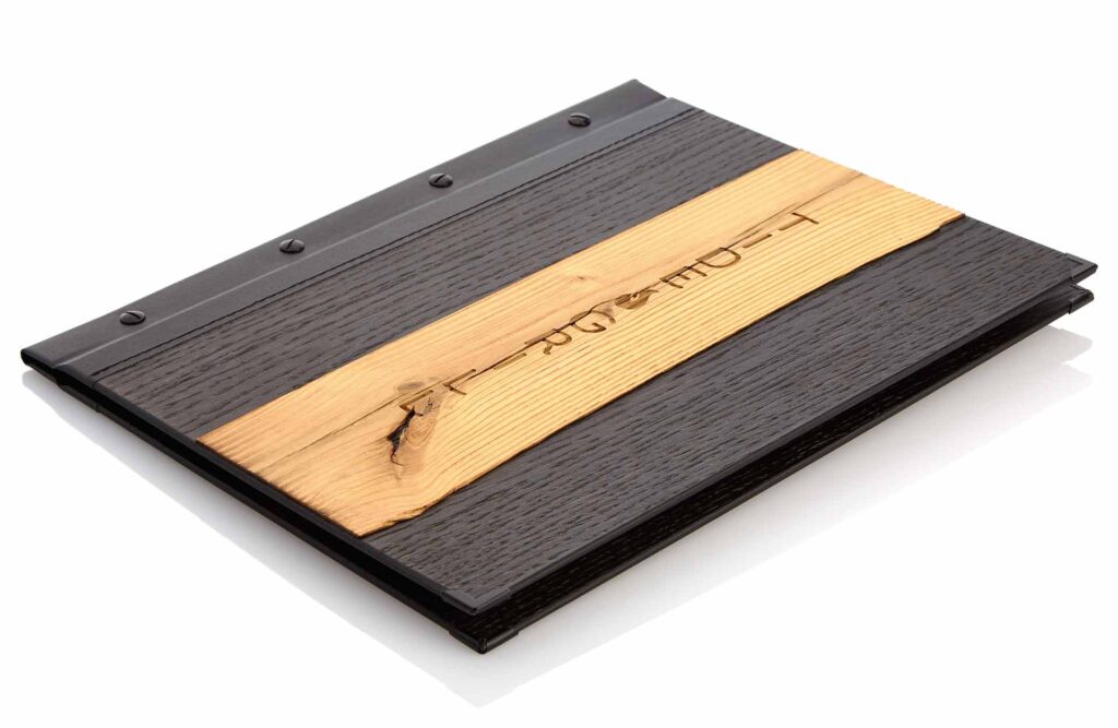 Speisekarte aus Holz mit Altholzstreifen