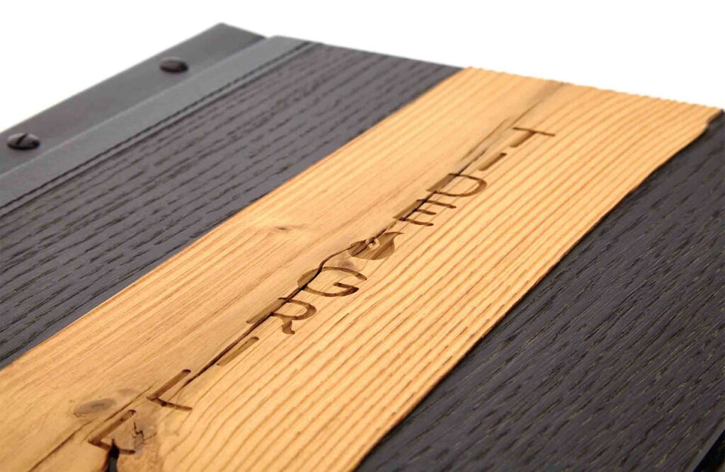 Speisekarte aus Holz mit Altholzstreifen