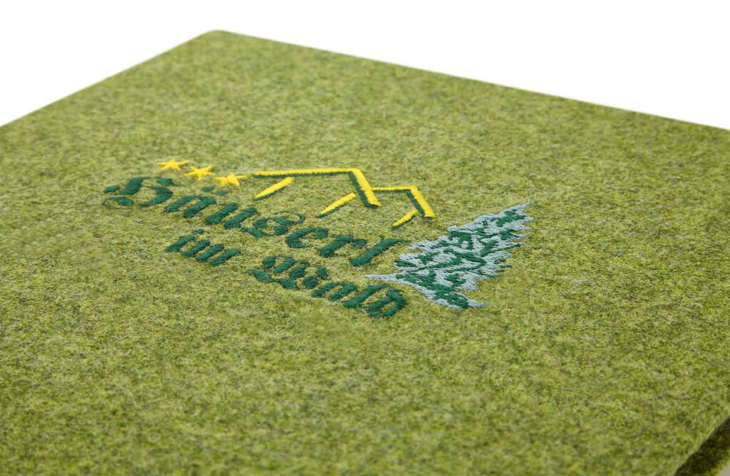 Speisekarte aus Loden in Grün mit Buchbindung
