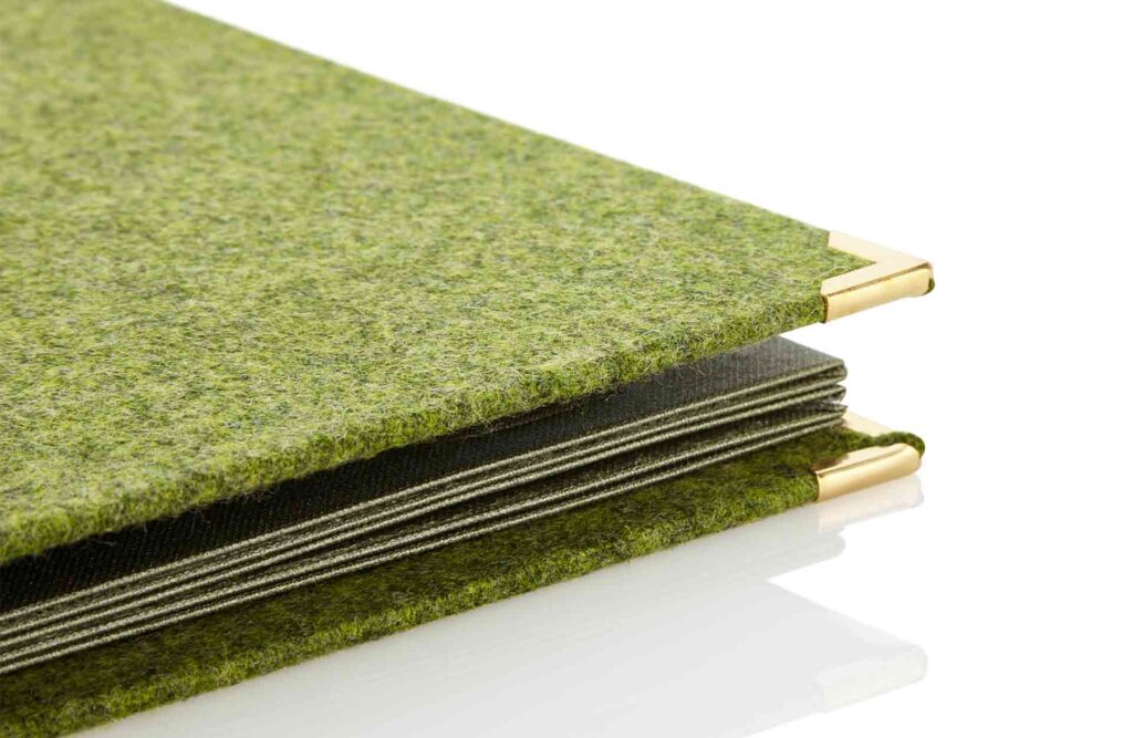 Speisekarte aus Loden in Grün mit Buchbindung