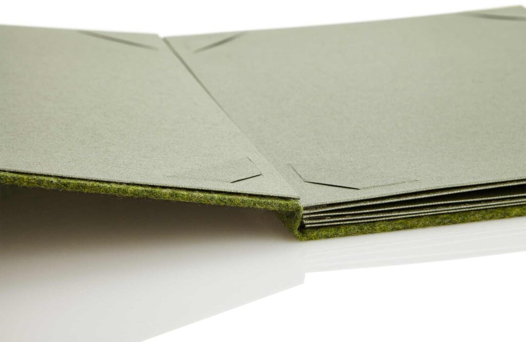 Speisekarte aus Loden in Grün mit Buchbindung