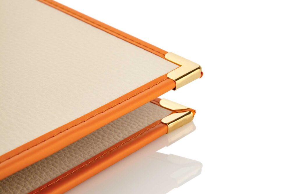 Zimmermappe aus Designleder in Elfenbein mit Gelenksband in Orange und Ringmechanik in Gold innen