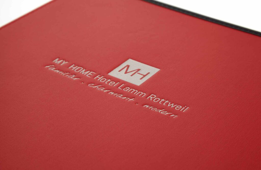 Zimmermappe Royal aus Medici in Rot mit Gelenksband und Ringmechanik innen