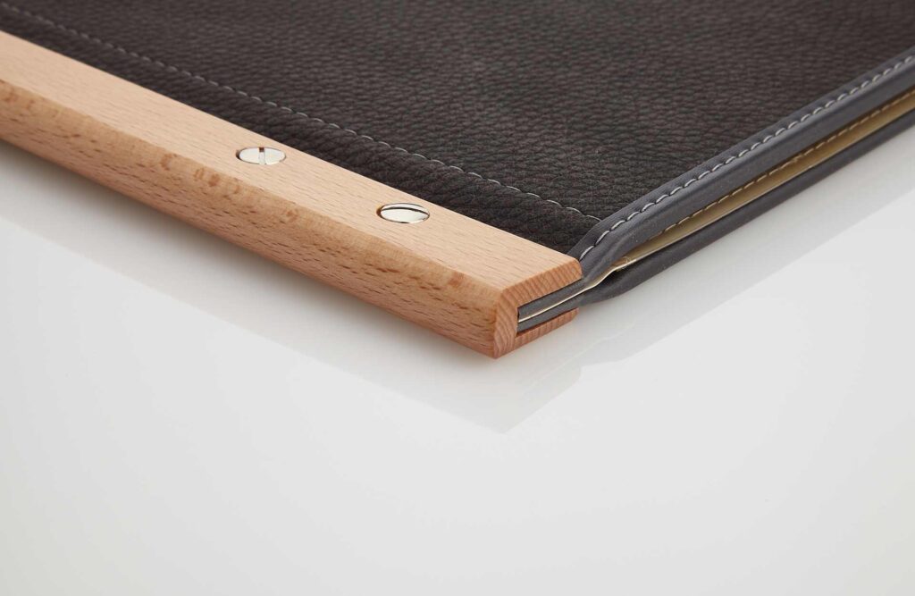Speisekarte aus Designleder in Grau mit Holzschiene