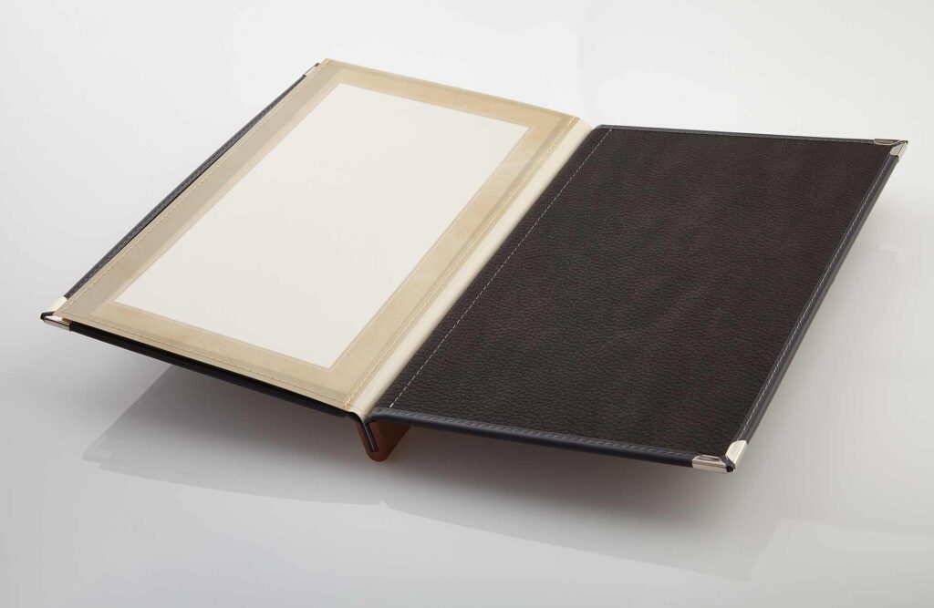 Speisekarte aus Designleder in Grau mit Holzschiene