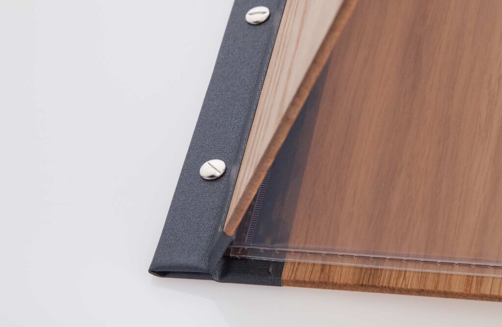 Speisekarte aus Holz mit Schrauben