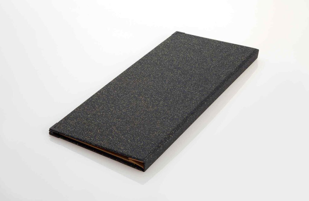 Speisekarte aus Medici Magic Schwarz mit UV Druck in schmal