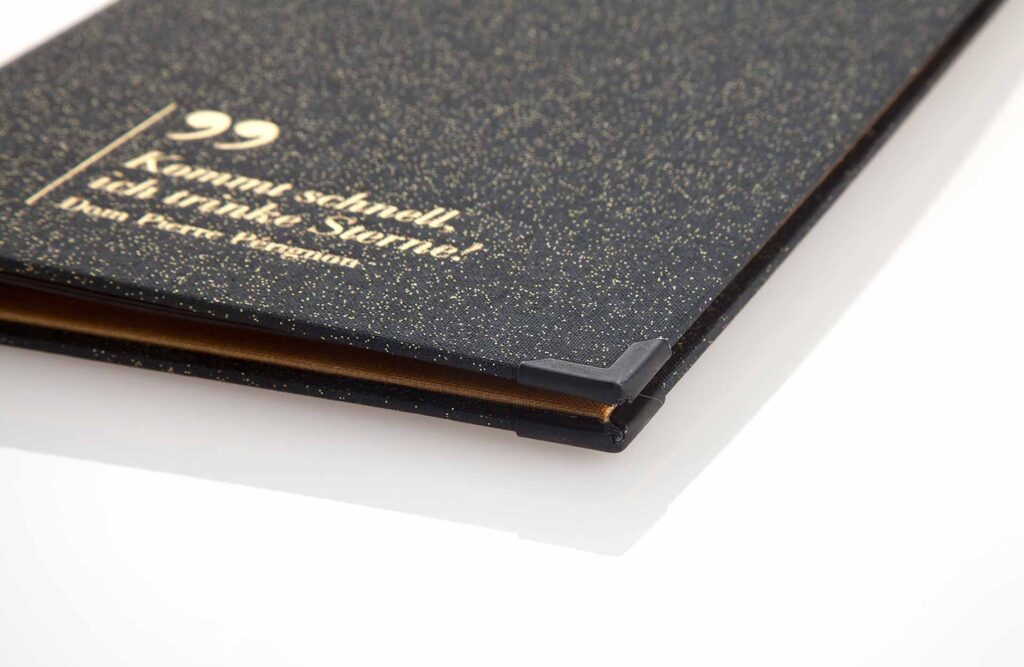 Speisekarte aus Medici Magic Schwarz mit UV Druck in schmal