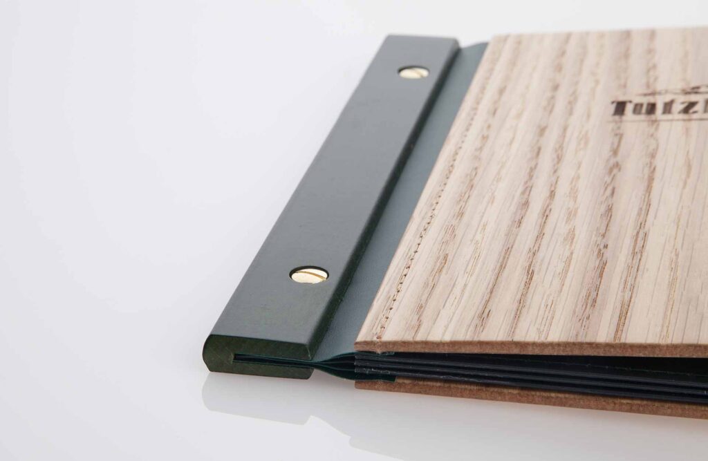 Speisekarte aus Holz mit Holzschiene in Grün
