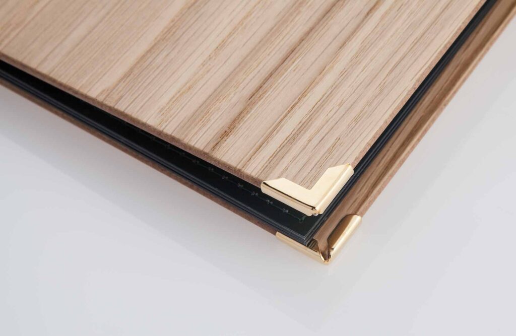 Speisekarte aus Holz mit Holzschiene in Grün
