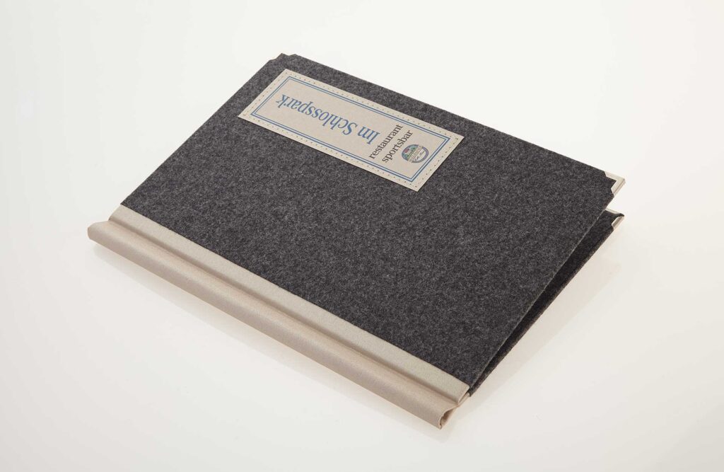 Speisekarte Modell Quickfix aus Loden mit Badge von Gastrotopcard