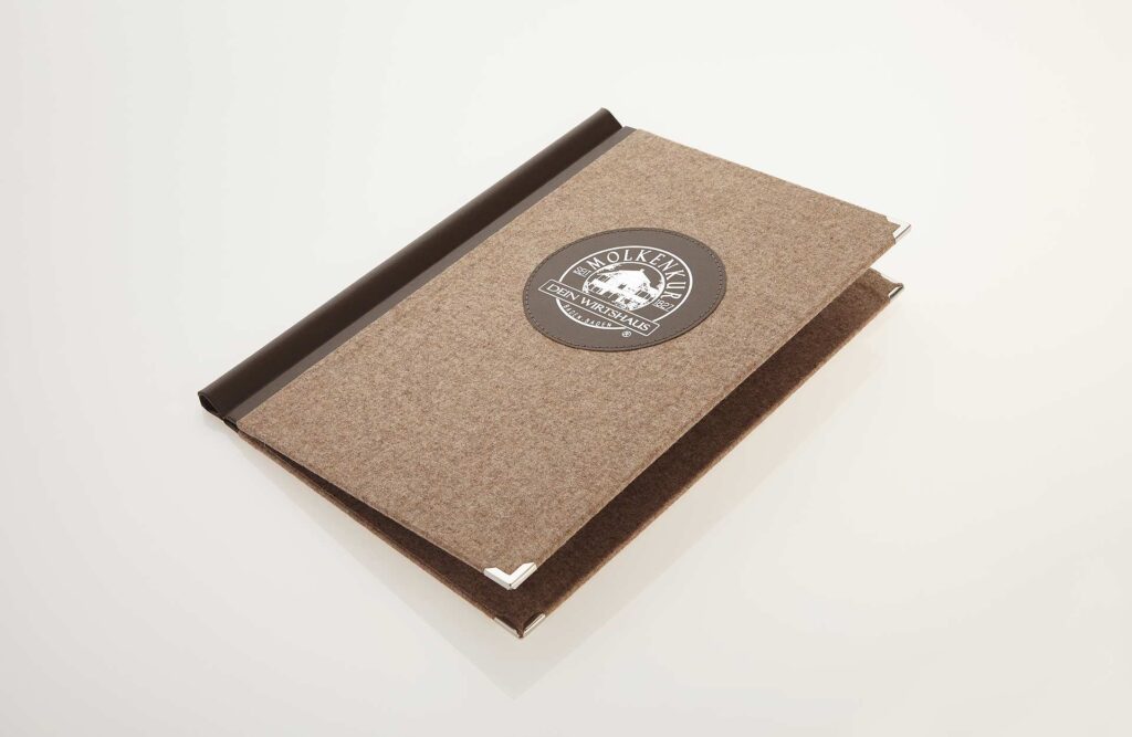 Speisekarte Modell Quickfix aus Loden mit Badge von Gastrotopcard