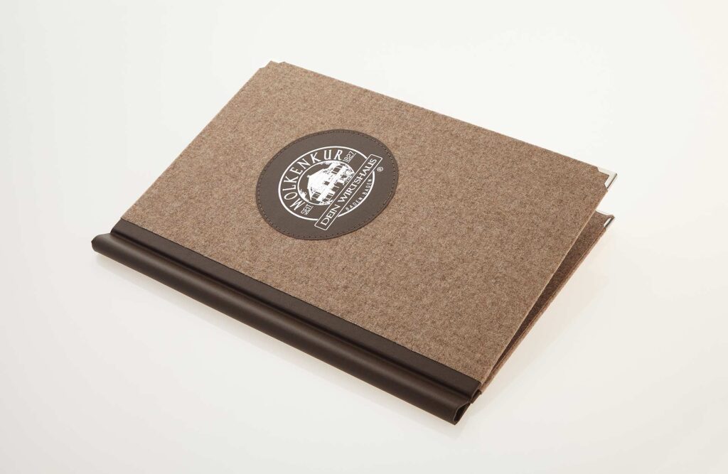 Speisekarte Modell Quickfix aus Loden mit Badge von Gastrotopcard