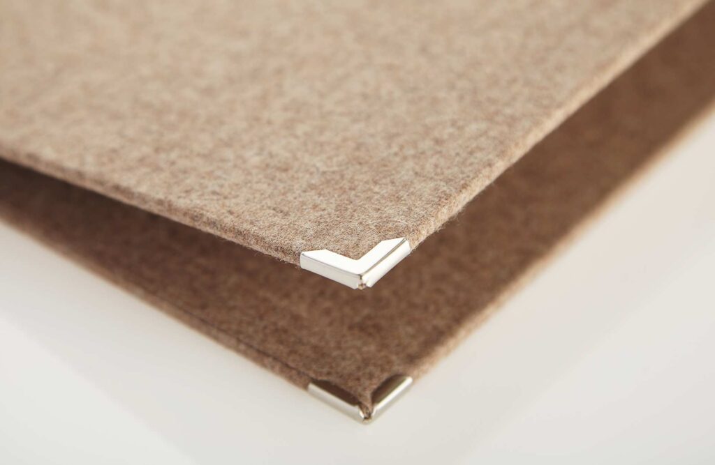 Speisekarte Modell Quickfix aus Loden mit Badge von Gastrotopcard