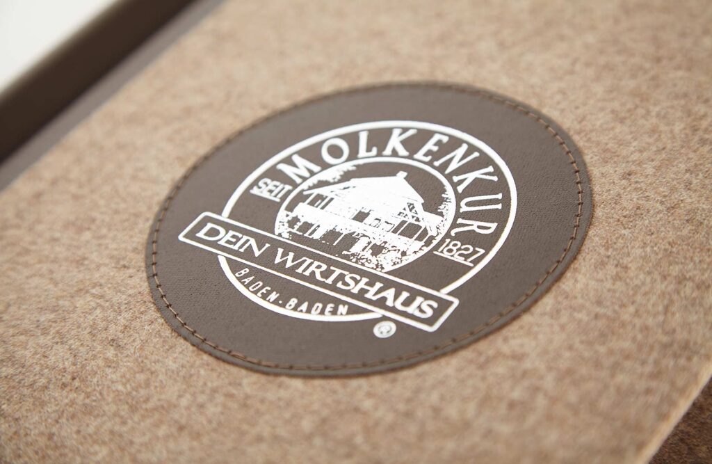 Speisekarte Modell Quickfix aus Loden mit Badge von Gastrotopcard
