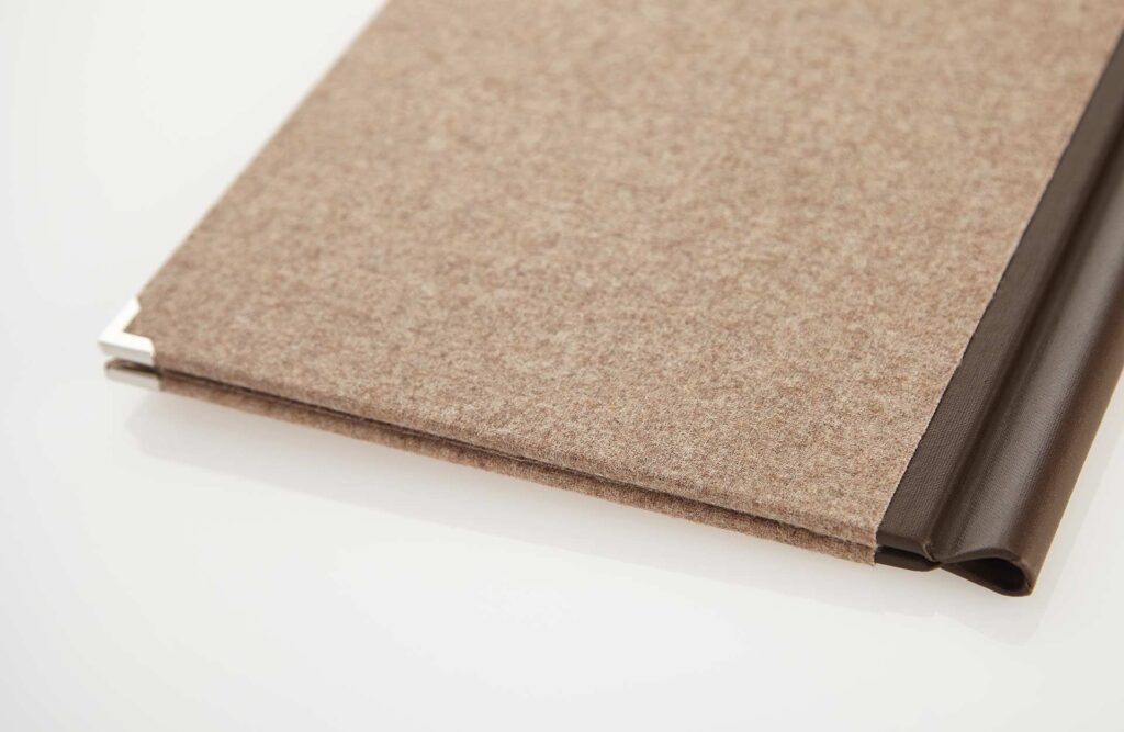 Speisekarte Modell Quickfix aus Loden mit Badge von Gastrotopcard