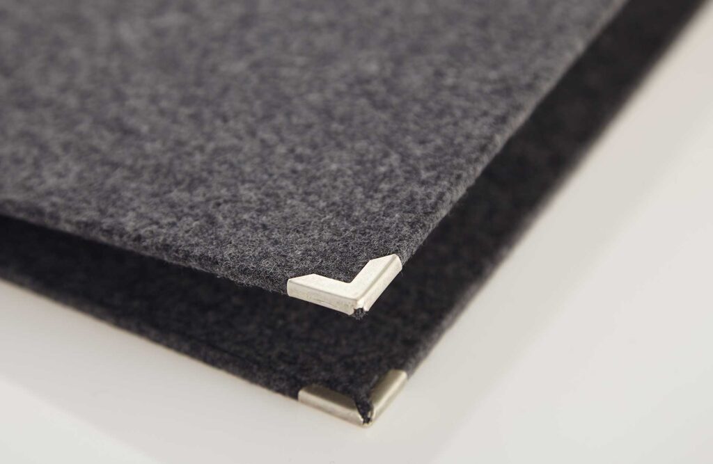 Speisekarte Modell Quickfix aus Loden mit Badge von Gastrotopcard
