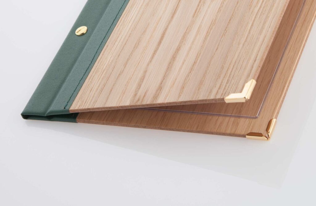 Speisekarte aus Holz mit Rücken in Grün