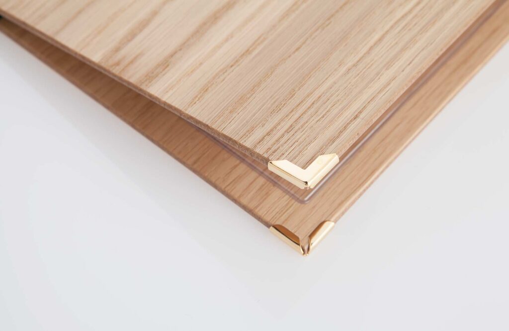 Speisekarte aus Holz mit Rücken in Grün