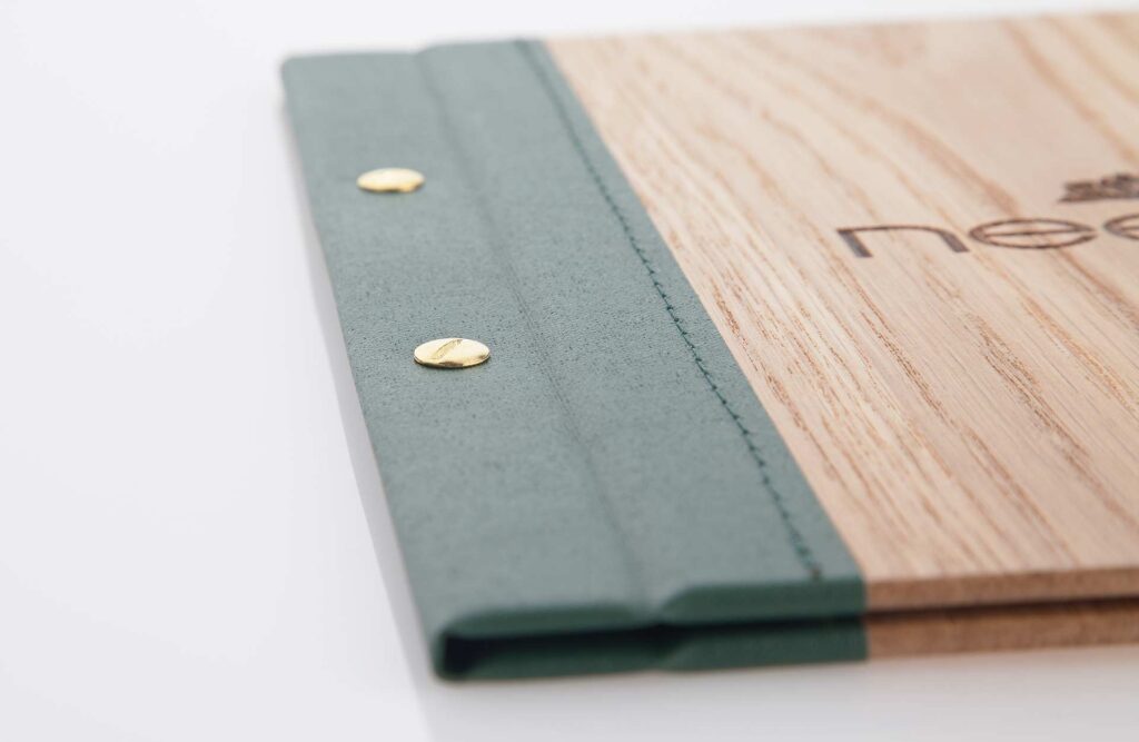 Speisekarte aus Holz mit Rücken in Grün