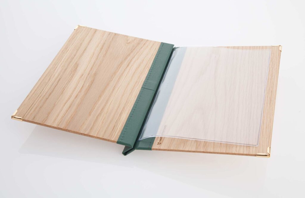 Speisekarte aus Holz mit Rücken in Grün