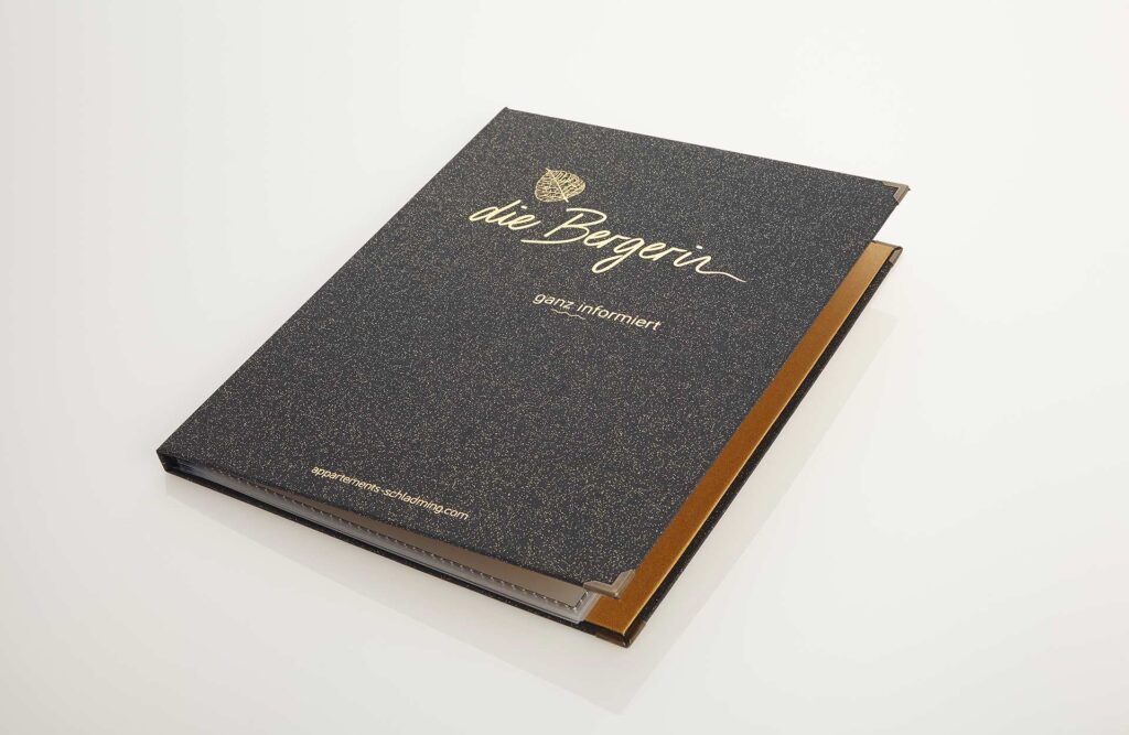 Speisekarte aus Medici in Magic Schwarz mit Kordel und Folien