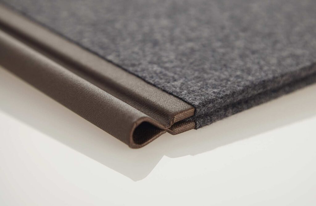 Speisekarte Modell Quickfix aus Loden mit Badge von Gastrotopcard