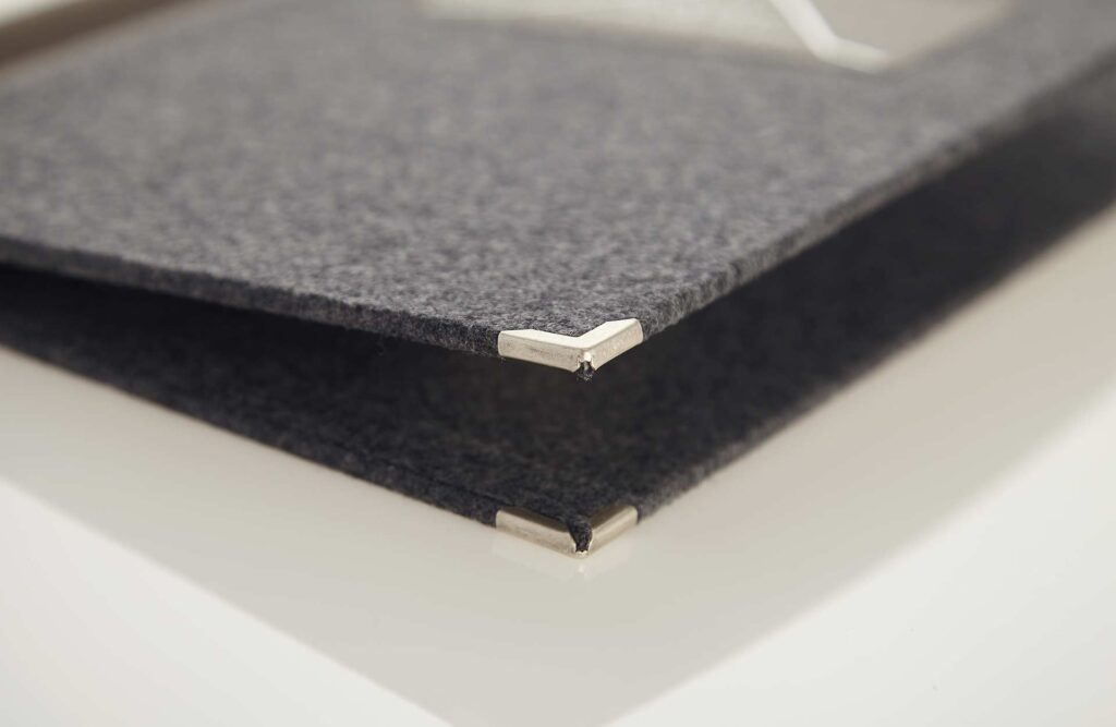 Speisekarte Modell Quickfix aus Loden mit Badge von Gastrotopcard