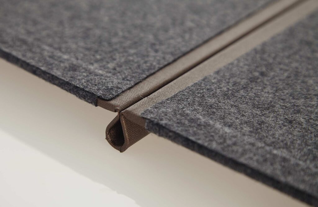 Speisekarte Modell Quickfix aus Loden mit Badge von Gastrotopcard
