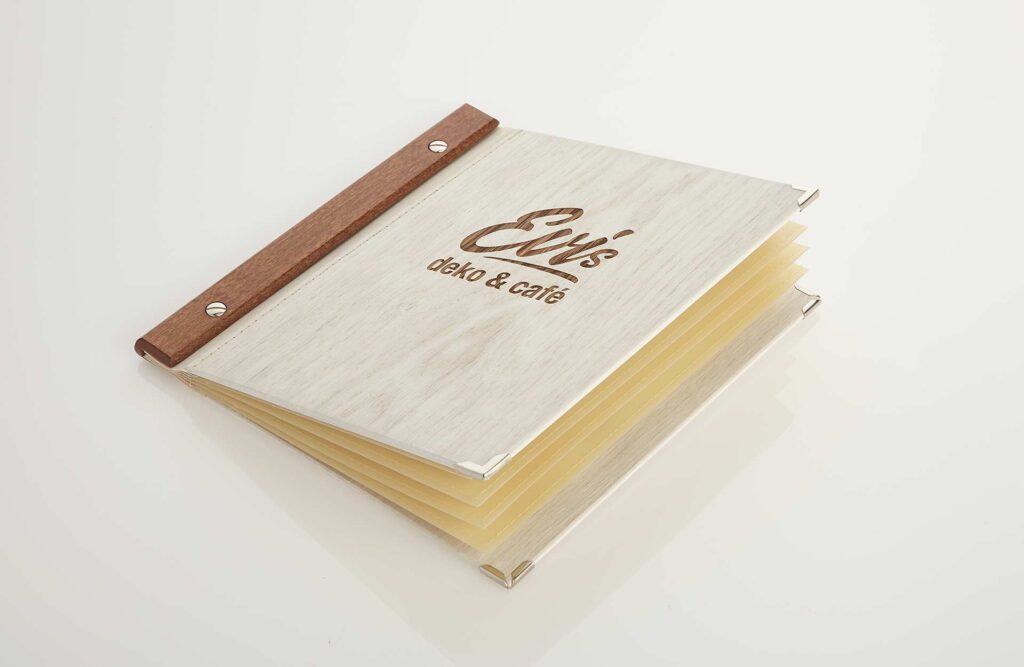 Speisekarte aus Holz mit Holzschiene