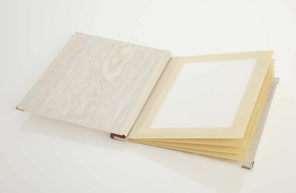 Speisekarte aus Holz mit Holzschiene