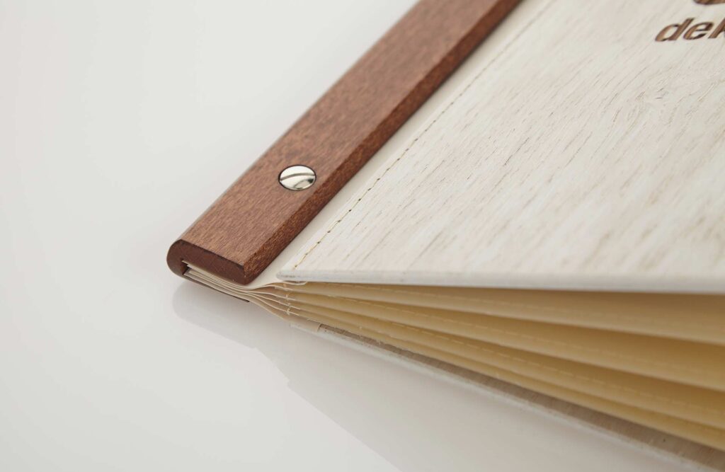 Speisekarte aus Holz mit Holzschiene