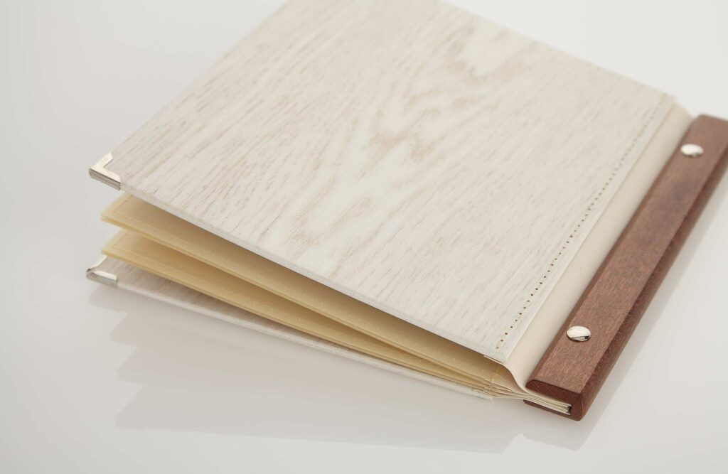 Speisekarte aus Holz mit Holzschiene