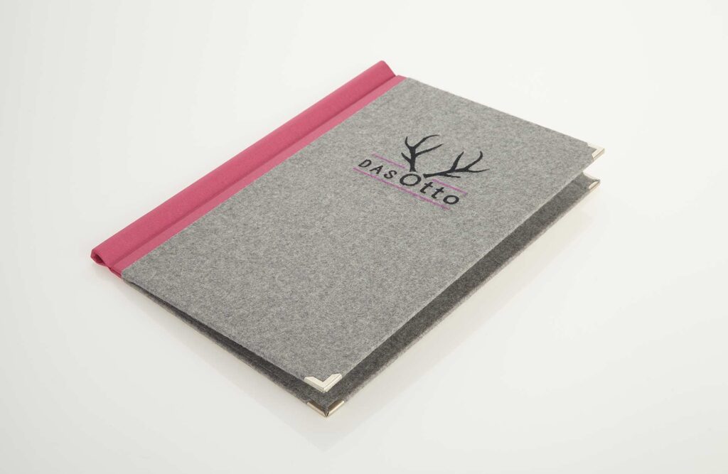 Speisekarte Modell Quickfix aus Loden mit Stick von Gastrotopcard