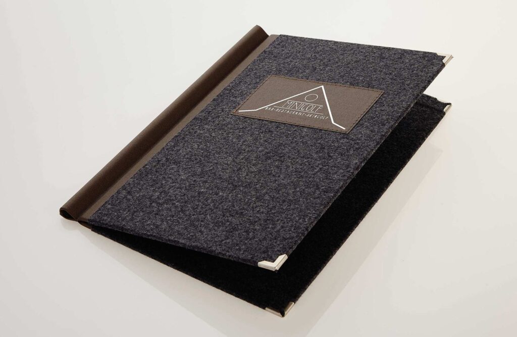 Speisekarte Modell Quickfix aus Loden mit Badge von Gastrotopcard