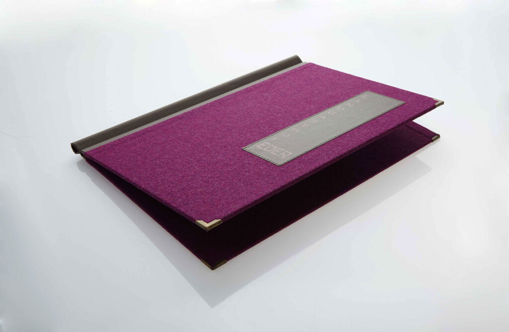 Speisekarte Modell Quickfix aus Loden mit Badge von Gastrotopcard