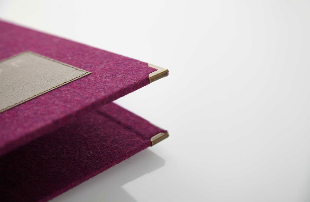 Speisekarte Modell Quickfix aus Loden mit Badge von Gastrotopcard
