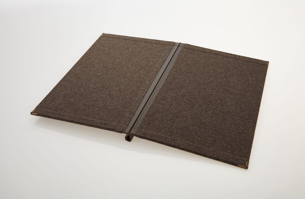 Speisekarte Modell Quickfix aus Loden mit Stick von Gastrotopcard