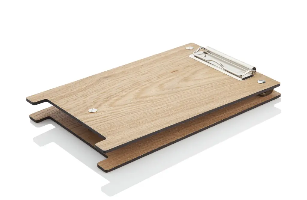 Chartboard aus Holz mit Klemme in Silber
