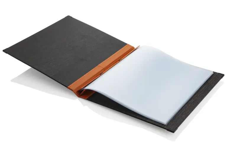 Gastrotopcard_Speisekarten_Finesso_Schraubleiste_Woody_MG_4640.webp