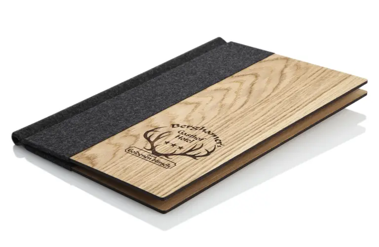 Holzspeisekarte mit breitem Lodenrücken