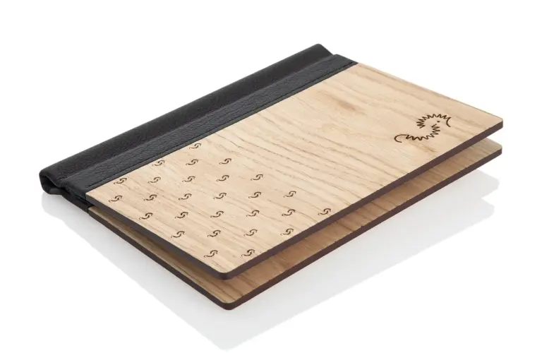 Speisekarte aus Holz mit Lederrücken